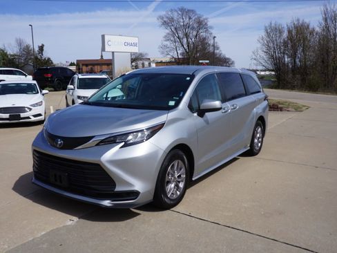Used 2022 Toyota Sienna LE image 1