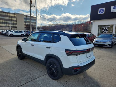 New 2026 Volkswagen Taos SE image 3