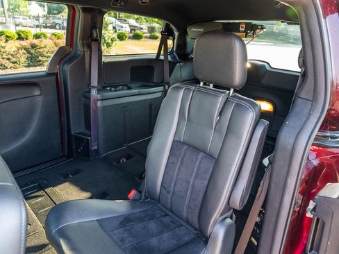 Used 2018 Dodge Grand Caravan SXT w/ Blacktop Package FWD image 21