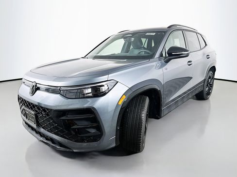 Used 2026 Volkswagen Tiguan SE R-Line image 3