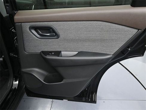 Used 2023 Nissan Rogue S image 29