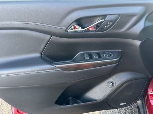 Used 2023 GMC Acadia SLT image 17