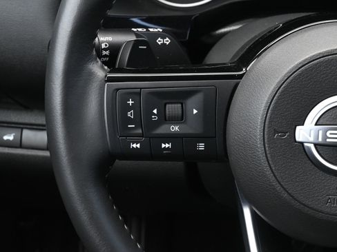 Used 2025 Nissan Pathfinder SL FWD image 7