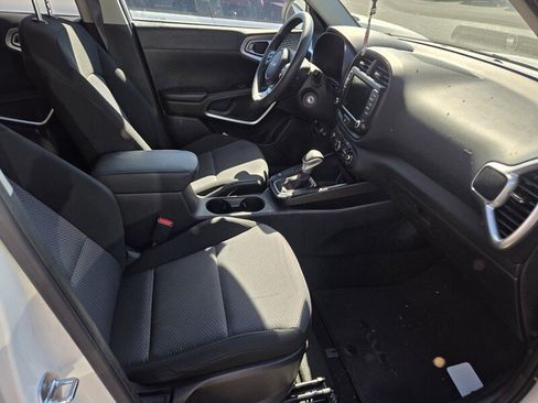 Certified 2022 Kia Soul LX FWD image 3