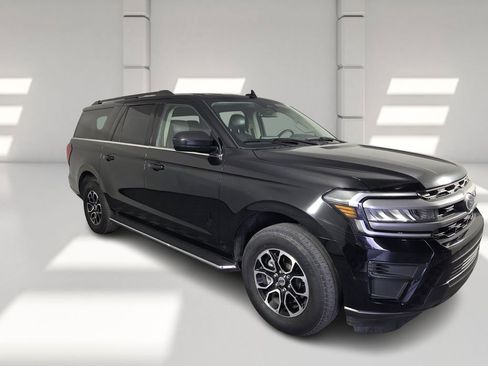 Used 2023 Ford Expedition Max XLT image 2