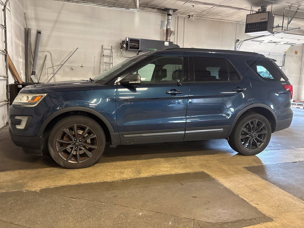 Used 2017 Ford Explorer XLT w/ XLT Technology Feature Bundle AWD/4WD image 1