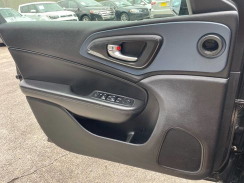 Used 2015 Chrysler 200 S w/ Comfort Group FWD image 9