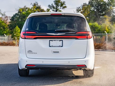 Used 2024 Chrysler Pacifica Touring-L image 6