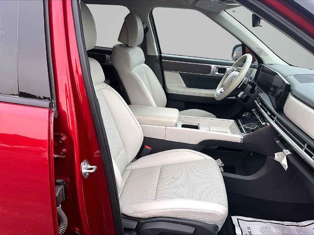Used 2025 Hyundai Santa Fe SEL FWD image 7