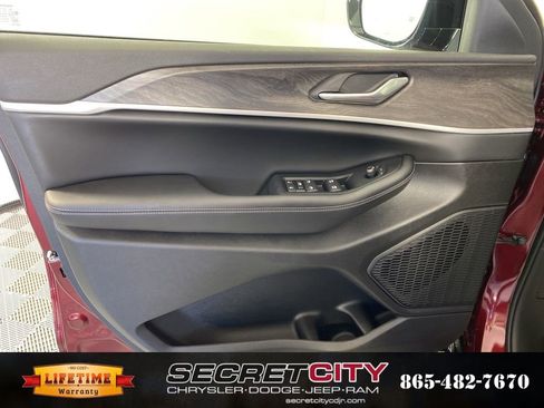 New 2026 Jeep Grand Cherokee Altitude image 12