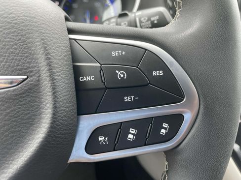 Used 2024 Chrysler Pacifica Touring-L FWD image 21