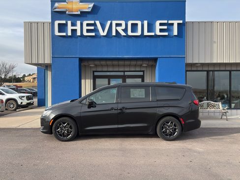 Used 2018 Chrysler Pacifica Touring-L w/ Premium Audio Group image 1