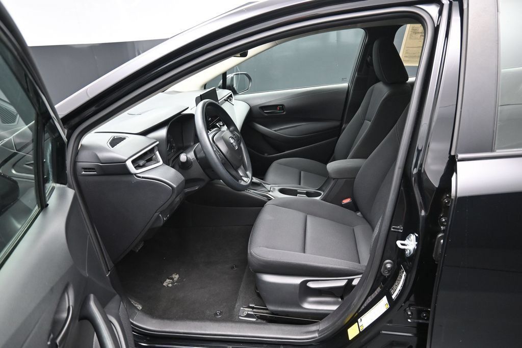 Used 2025 Toyota Corolla LE FWD image 9