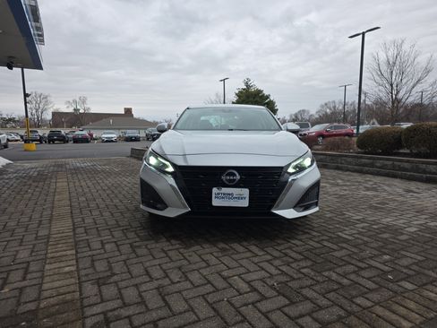 Used 2023 Nissan Altima 2.5 SV image 9