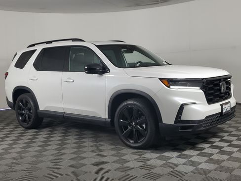 Certified 2025 Honda Pilot Black Edition image 2