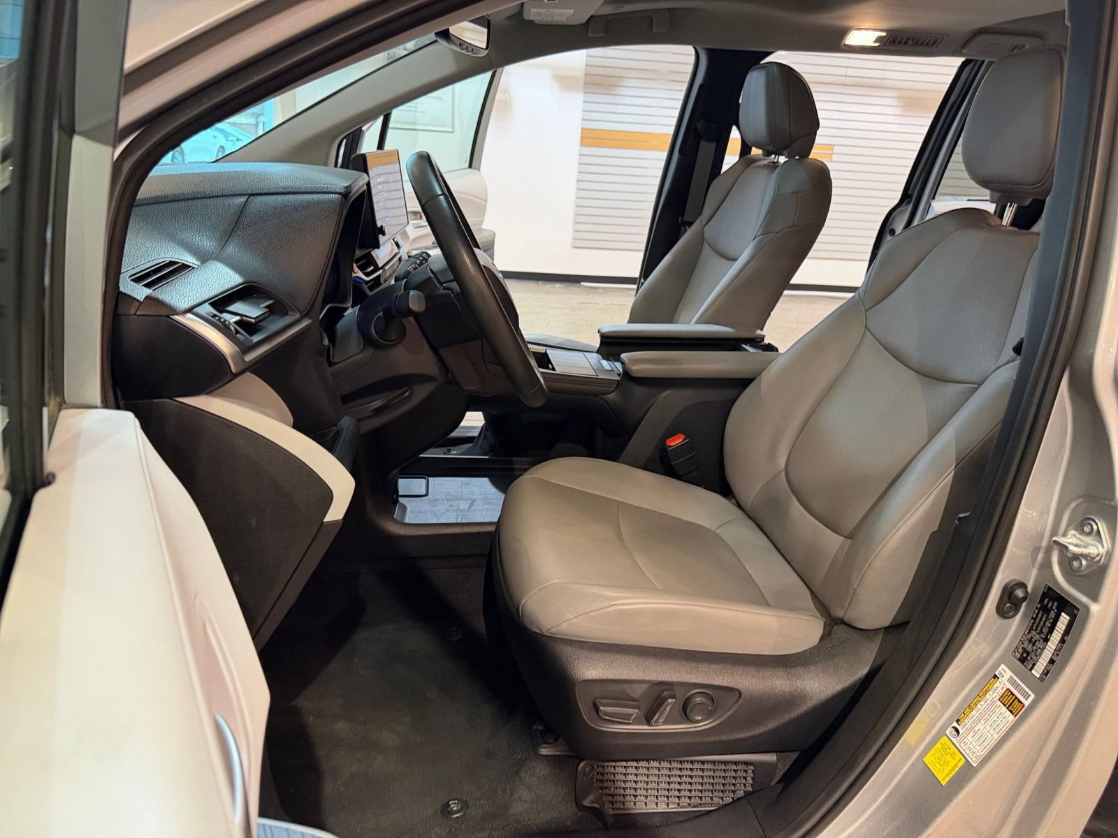 Used 2025 Toyota Sienna XLE FWD image 27