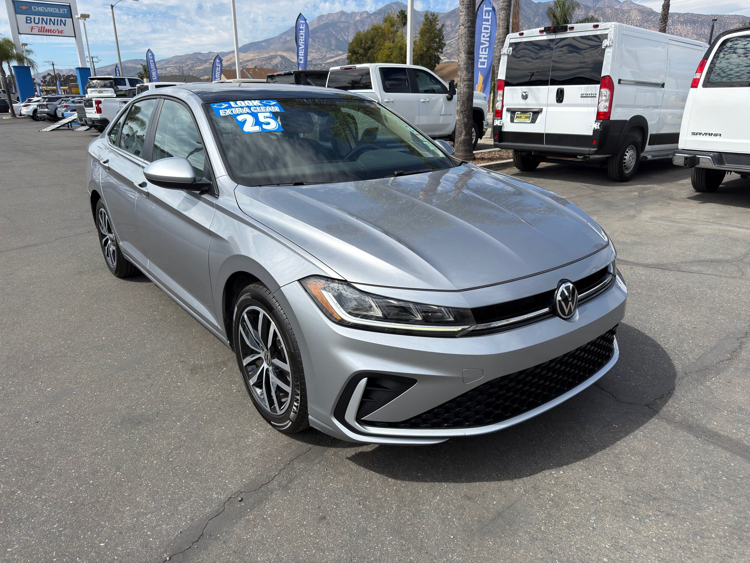 Used 2025 Volkswagen Jetta SE FWD image 2