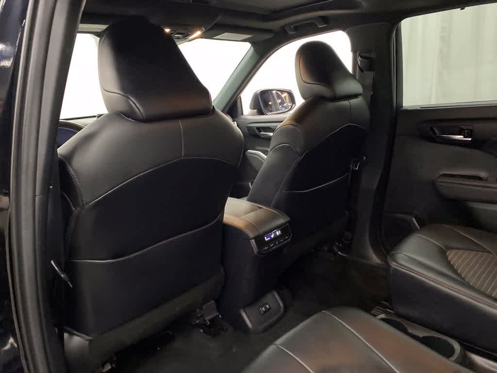 Used 2021 Toyota Highlander XSE AWD/4WD image 14