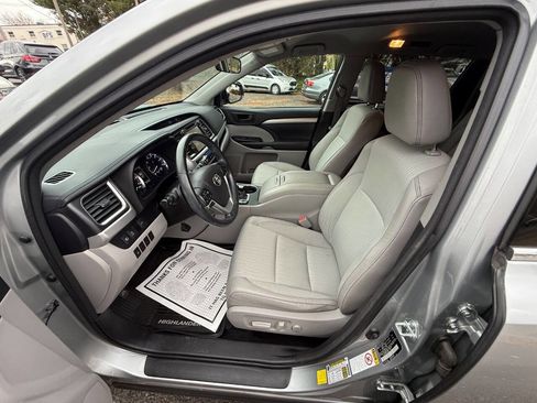 Used 2017 Toyota Highlander Plus image 11