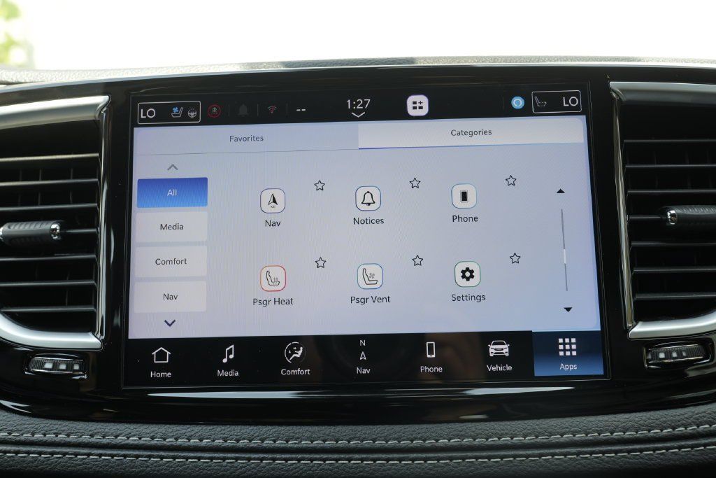 Used 2025 Chrysler Pacifica Limited FWD image 65