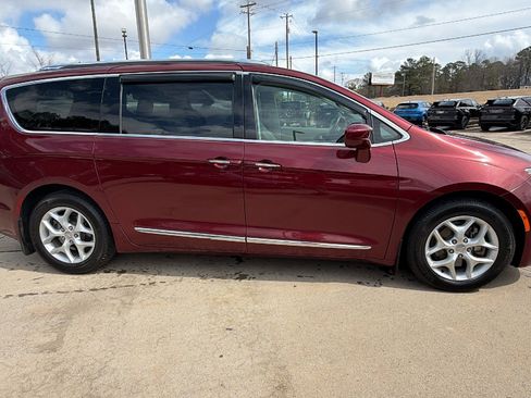Used 2018 Chrysler Pacifica Touring-L w/ Tire & Wheel Group image 7
