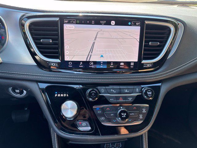 Used 2025 Chrysler Pacifica Limited FWD image 32