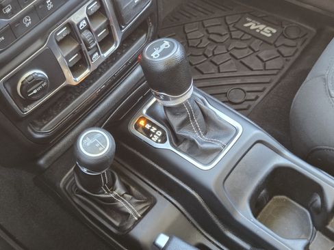 Used 2018 Jeep Wrangler Unlimited Sahara AWD/4WD image 16