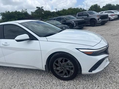 Used 2024 Hyundai Elantra SEL FWD image 4