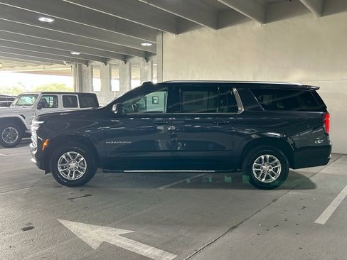 Used 2025 Chevrolet Suburban LT image 2