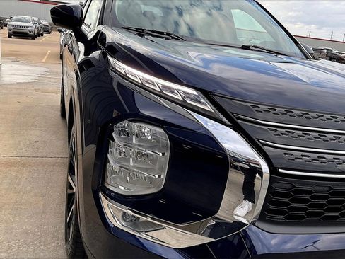 Used 2024 Mitsubishi Outlander SE Black Edition image 28