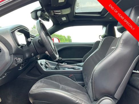 Used 2015 Dodge Challenger SRT image 11