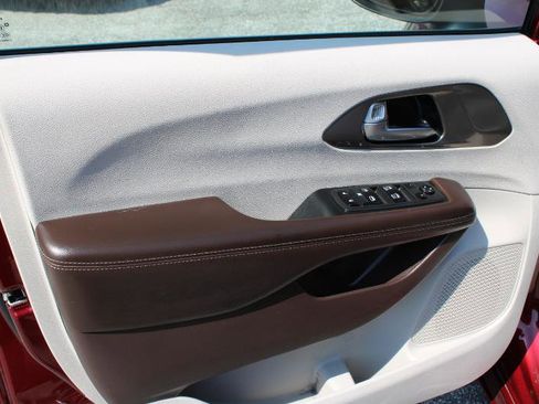 Used 2021 Chrysler Voyager LX image 10