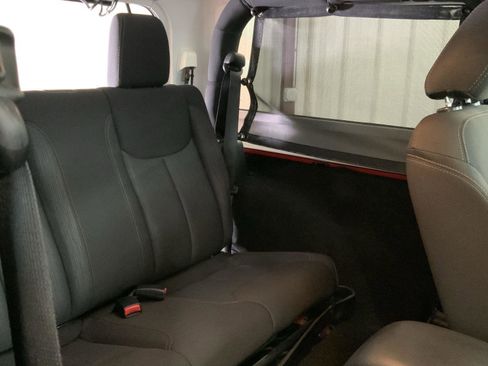 Used 2017 Jeep Wrangler Sahara w/ Connectivity Group AWD/4WD image 31