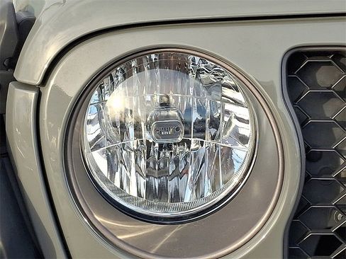 Used 2022 Jeep Gladiator Mojave image 10