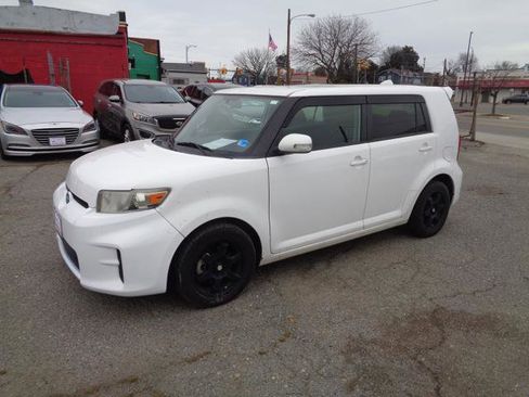 Used 2012 Scion xB 5-Door Wagon 5-Spd MT image 2