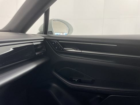 Used 2025 Porsche Macan Electric image 14