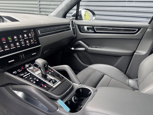 Certified 2022 Porsche Cayenne Turbo AWD/4WD image 30