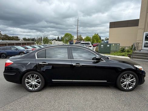 Used 2011 Hyundai Genesis 4.6 RWD image 2