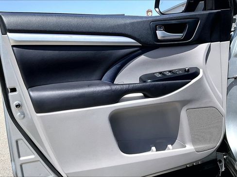 Used 2017 Toyota Highlander XLE AWD/4WD image 14