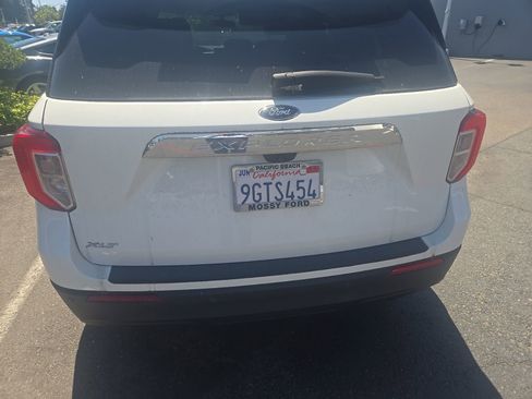 Used 2023 Ford Explorer XLT image 2