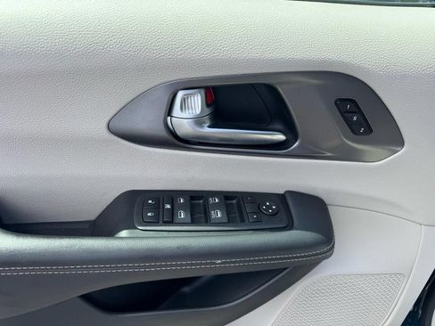 Used 2023 Chrysler Pacifica Touring-L FWD image 13