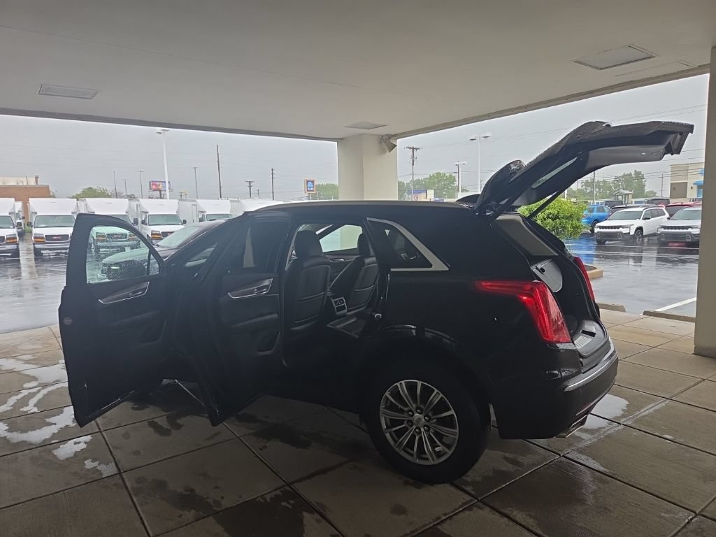 Used 2017 Cadillac XT5 Luxury w/ Driver Awareness Package FWD image 9