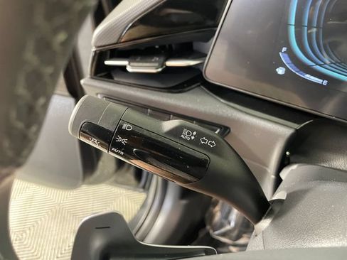 Used 2024 Kia Niro EX FWD image 11