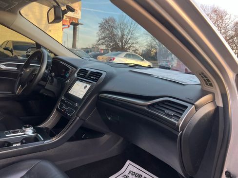 Used 2017 Ford Fusion SE w/ Fusion SE Technology Package image 19