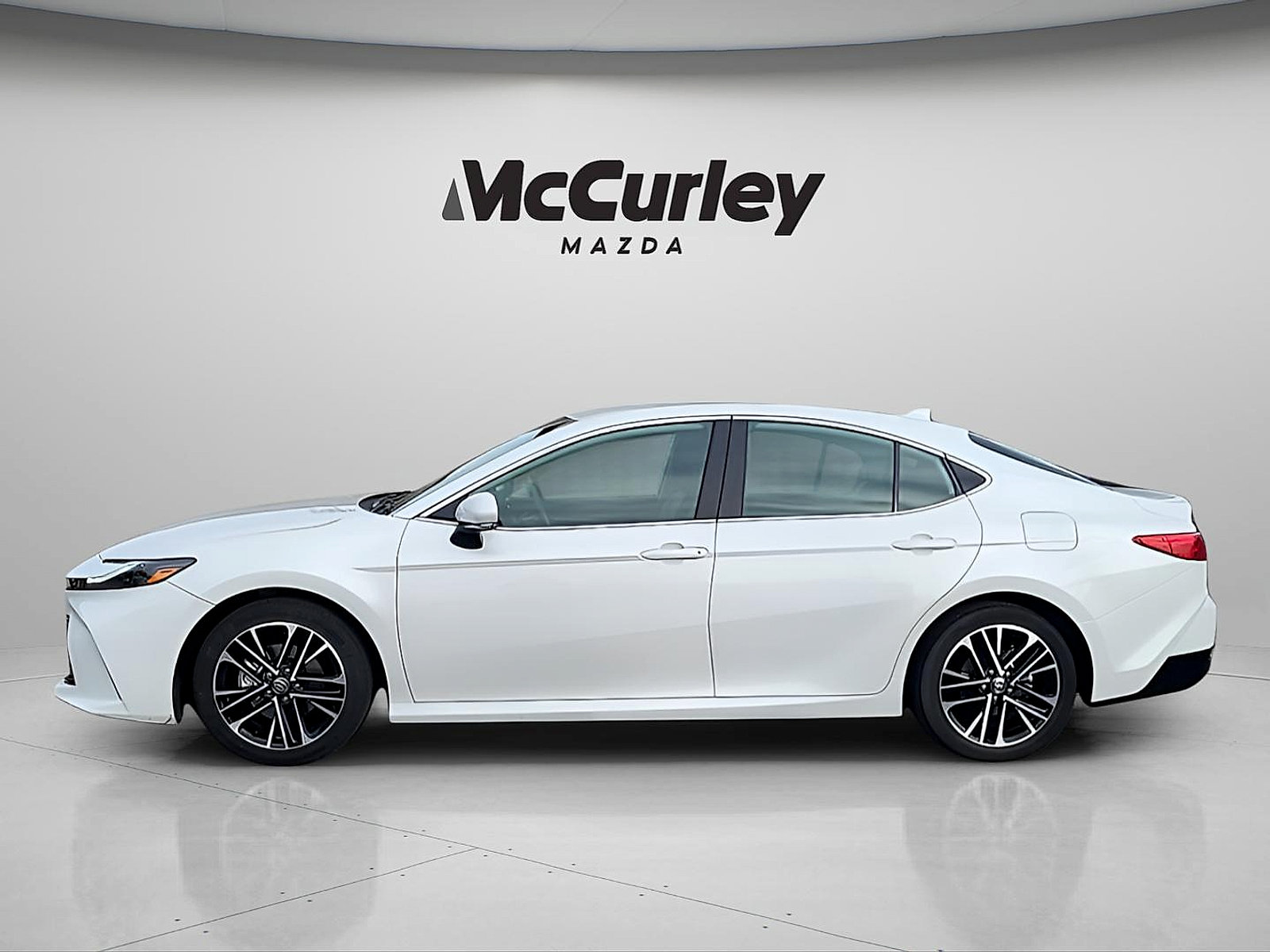 Used 2025 Toyota Camry XLE FWD image 4