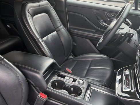 Used 2023 Lincoln Corsair Standard w/ Equipment Group 101A image 9