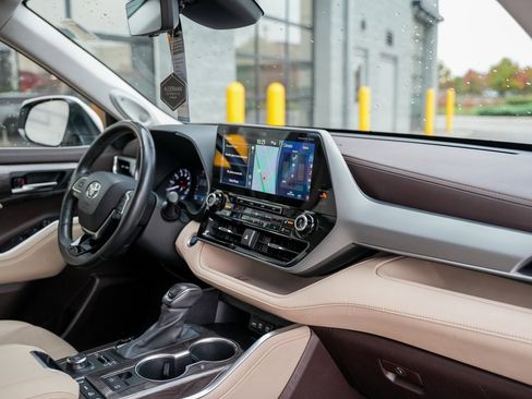 Used 2021 Toyota Highlander Platinum image 16