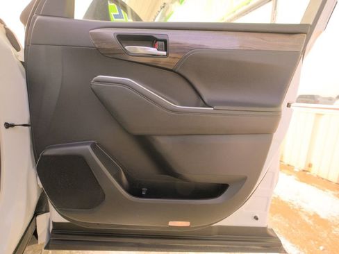Used 2021 Toyota Highlander Platinum image 16