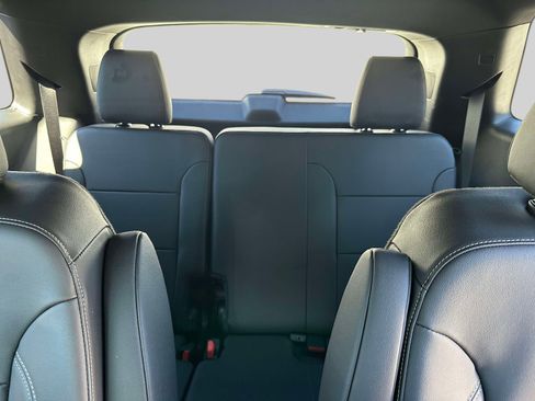 Used 2023 Chevrolet Traverse LT image 10