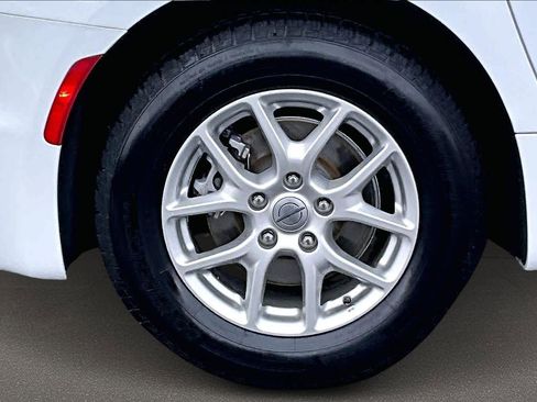 Used 2024 Chrysler Pacifica Touring-L image 41